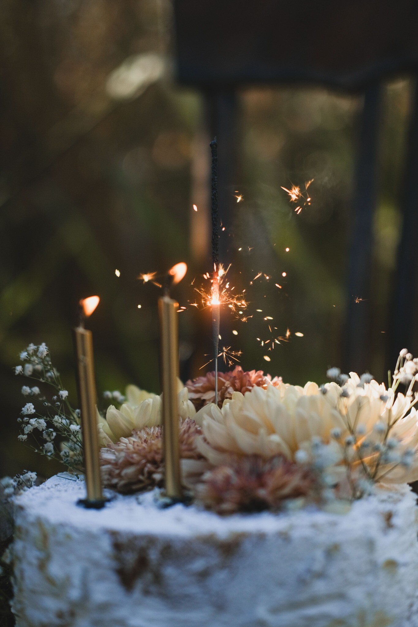 Gâteau d'anniversaire élégant décoré de fleurs