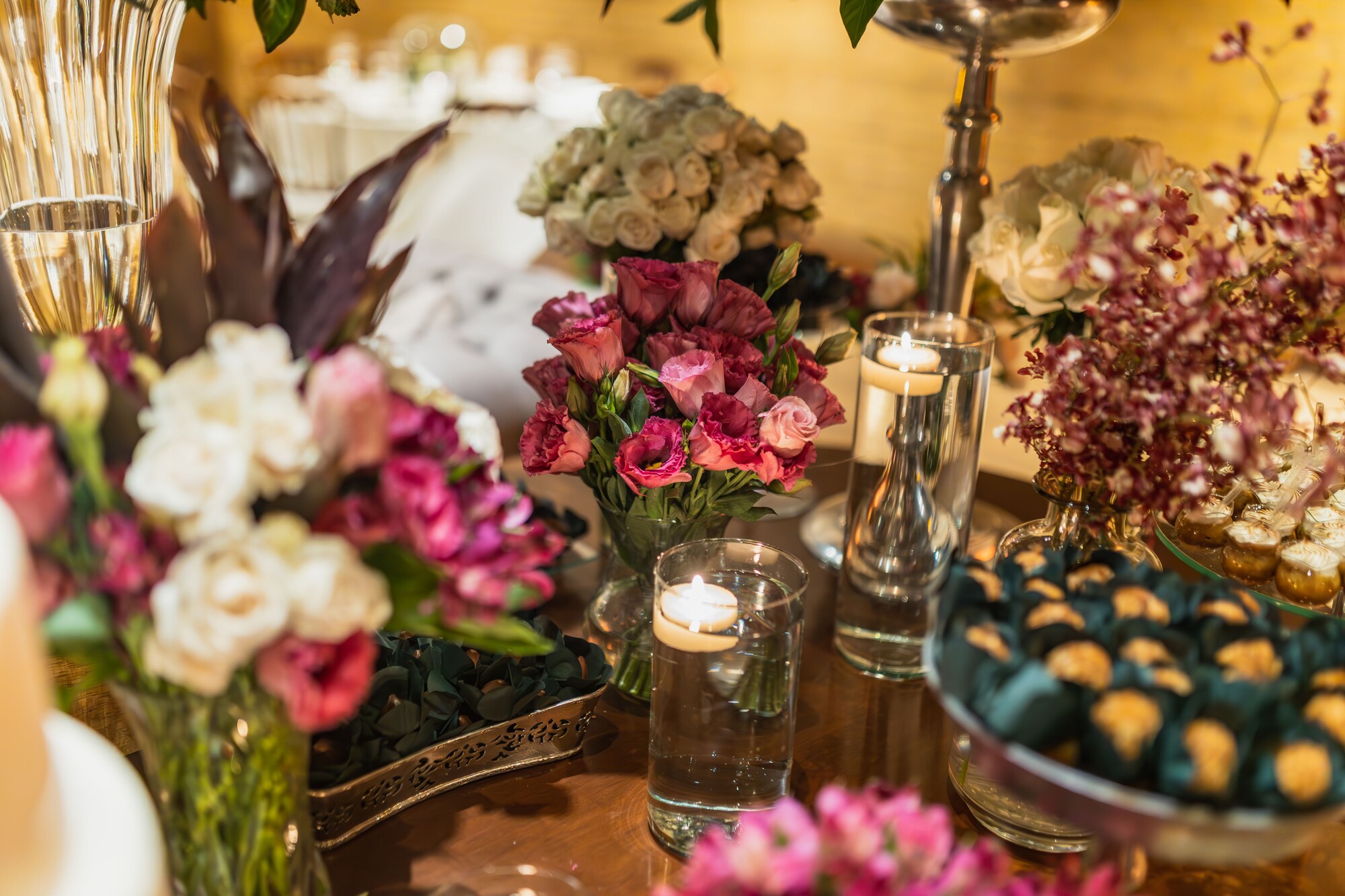 Décoration florale et bougies pour un événement privé